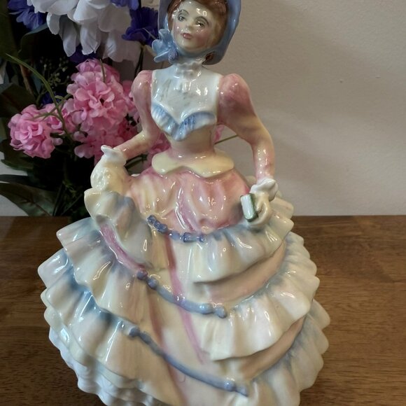 Royal Doulton Figurine Hannah HN 3369 – Hand Decorated Bone China by Nada - Picture 1 of 6